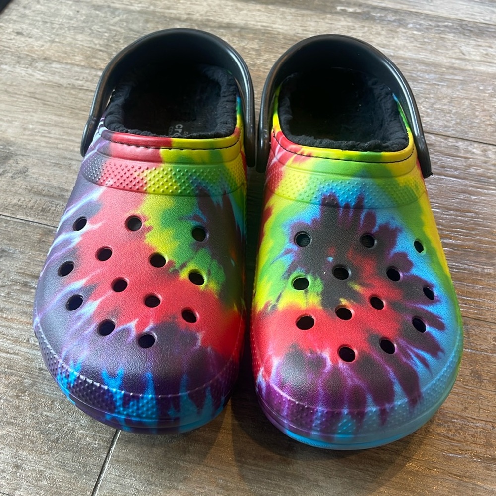 Tie dye fleece lined crocs